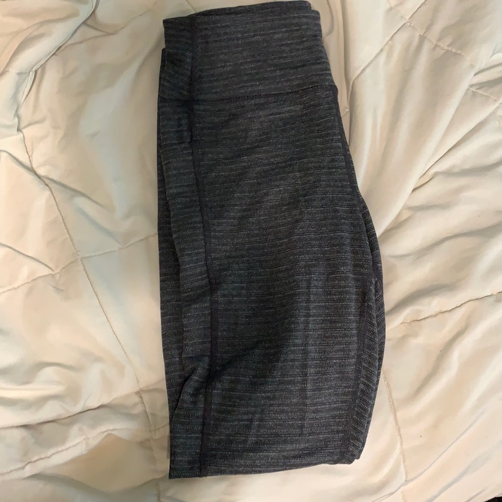 Size 6 women’s leggings, textured pattern, pocket